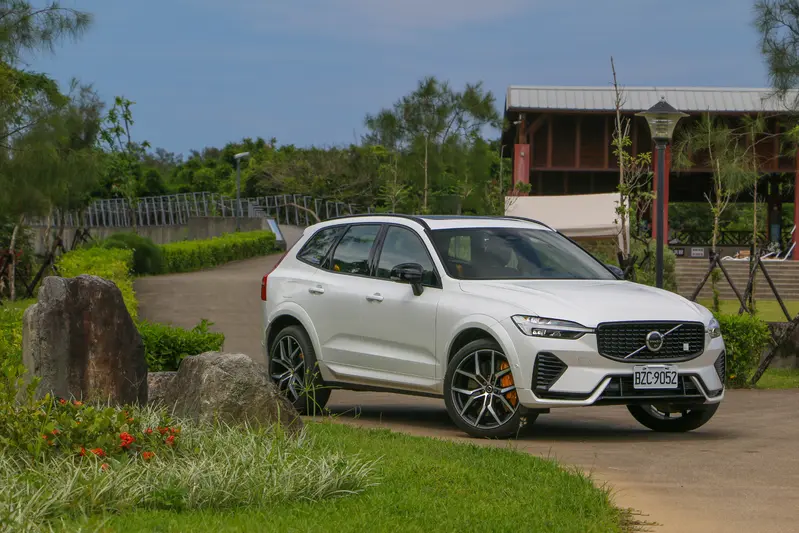 ▲ 《Volvo XC60 Polestar Engineered T8》在北歐典雅的外觀下，隱藏高達455匹的綜效馬力，零百加速僅4.9秒。誰說性能車外型就一定得張揚激進！？