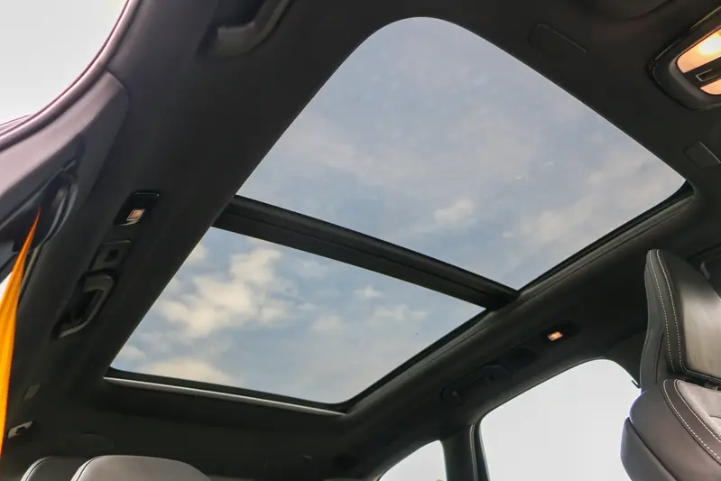 ▲ 大面積全景天窗，能讓陽光灑進車艙。