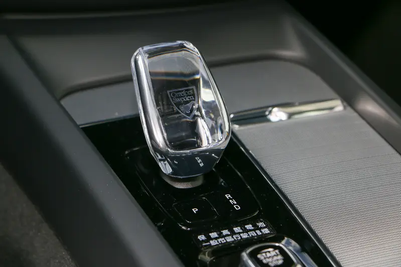 ▲ 由 Orrefors 提供的 Crystal Gear Shifter 水晶排檔桿頭，採用純正瑞典水晶精雕細琢而成，彰顯車艙奢華典雅氣息。
