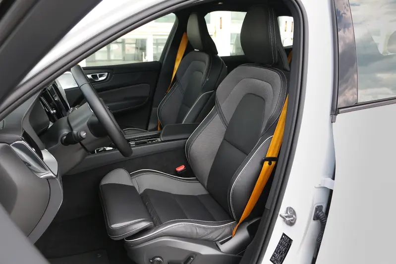 ▲ Nappa 真皮跑車座椅搭配運動織布，搭配Polestar Engineered 專屬亮黃安全帶，帶來更競技的車艙鋪陳。