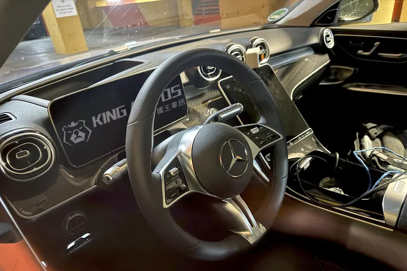 小改款Mercedes-Benz C-Class Estate的方向盤多了滾輪