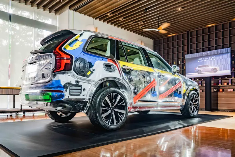 Volvo 國際富豪汽車空運 2025 上海國際車展驚艷全球的二次小改款 XC90 透明結構概念車來台搶先亮相，以全透明車殼包裹之下將Volvo創廠近百年來的安全設計，完整呈現在世人眼前。