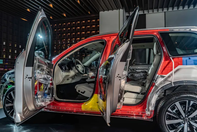 作為 Volvo 豪華旗艦 LSUV 頂級車款，透過二次小改款XC90透明結構概念車能一目瞭然其六條縱向骨架（A 柱、B 柱與 C 柱）與六條橫向鋼樑交織成 3D 立體棋盤結構，打造出堅若磐石的籠型車體設計。