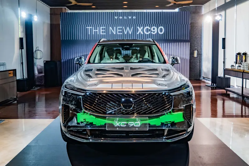 透二次小改款XC90透明結構概念車的展示，以清晰可見的紮實鋼骨佈局，實際呈現Volvo對被動防護無微不至的信念與執著，打造出為全車三排、七個座位上的每位心愛的家人著想的豪華大型休旅旗艦。