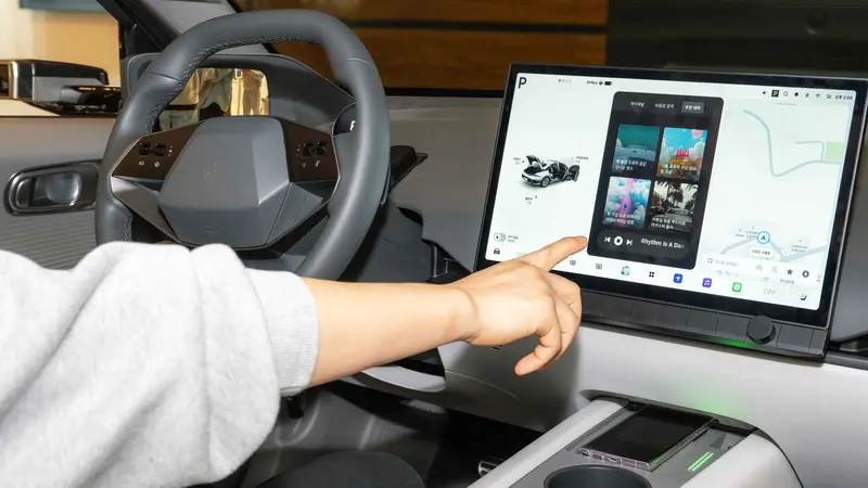 Pleos OS車機作業系統的使用介面，改用16：9的中控螢幕，下方還保留多個按鍵與控制音量的旋鈕。