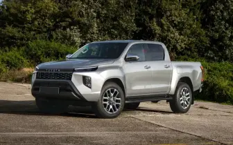 2025 Toyota Hilux 大改款 9 月登場！新外觀、新內裝、還有油電系統上身