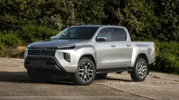 2025 Toyota Hilux 大改款 9 月登場!新外觀、新內裝、還有油電系統上身