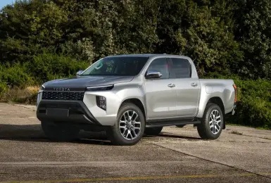 2025 Toyota Hilux 大改款 9 月登場！新外觀、新內裝、還有油電系統上身