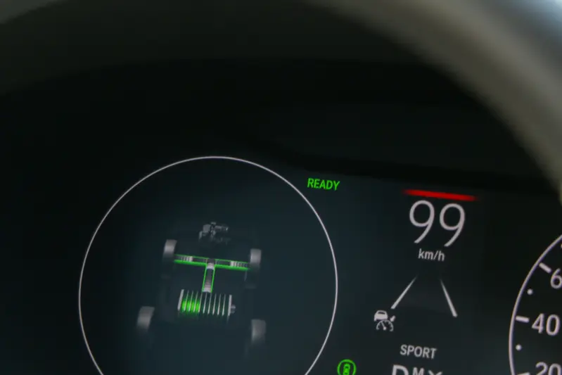 ▲ 7吋數位儀表板上可即時觀看能源使用狀態，在時速達到 99km/h 時，仍能單靠電動馬達驅動，展現出色能效。Honda e:HEV電驅雙動能可帶來省油高效、行駛順暢的愉悅駕馭體驗。