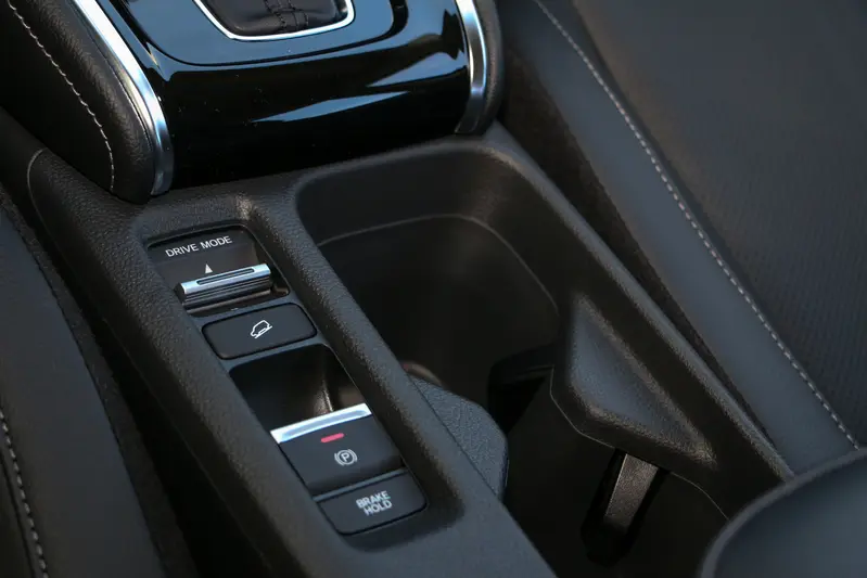 ▲ 三種駕駛模式可在中央鞍座扶手上DRIVE MODE播片上選擇更換