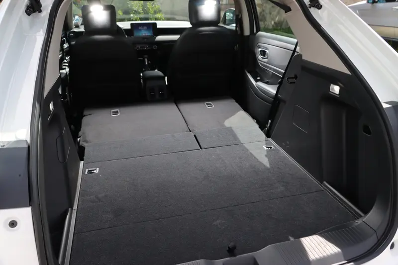 ▲ Honda e:HEV所需要的空間相當小，後廂空間與油車相同。將後排座椅打平後，底板平整無突起。若再將副駕駛座椅背向後傾倒，可放入衝浪板等長度約200公分的物品。