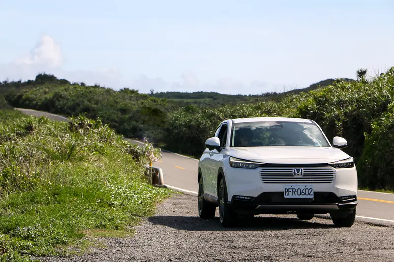 ▲ HR-V e:HEV搭載以「以電為主、燃油為輔」的電油雙動能科技，平均油耗達23.5km/L。是兼顧荷包與駕馭樂趣的理想車款。
