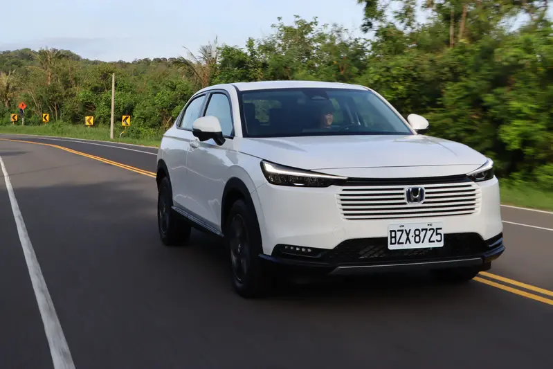 ▲ 行駛於市區可單靠馬達驅動車輛，引擎不會運轉。除了省油外，也帶來更寧靜的車艙空間。