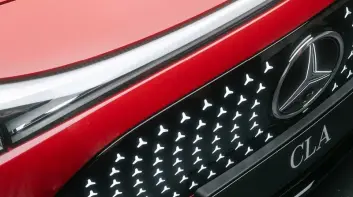 Mercedes-Benz 正籌備史上最大改款潮，電動與燃油車同步並進！