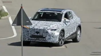 首次曝光|大改款《Mercedes-Benz GLA》車身線條更動感 改用防刮飾條?!