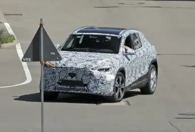 首次曝光｜大改款《Mercedes-Benz GLA》車身線條更動感 改用防刮飾條？！