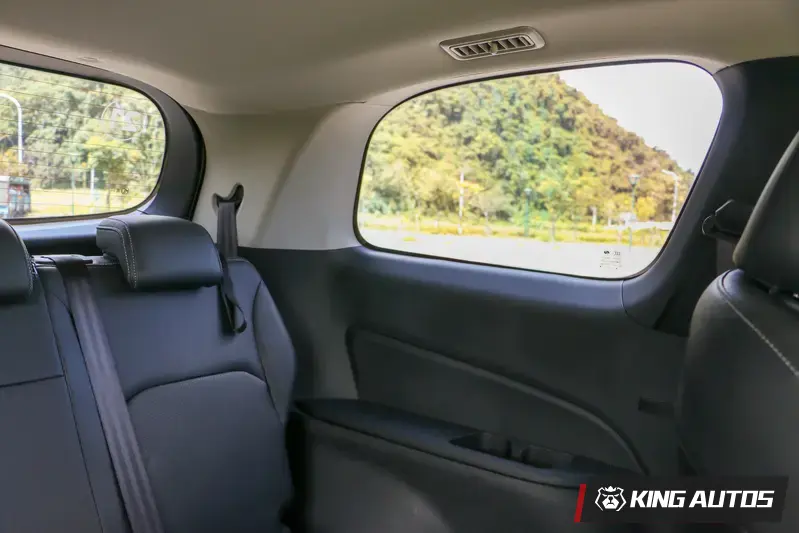第三排兩側車窗相當大，兩側都有置杯架。第三排冷氣出風口在車頂。