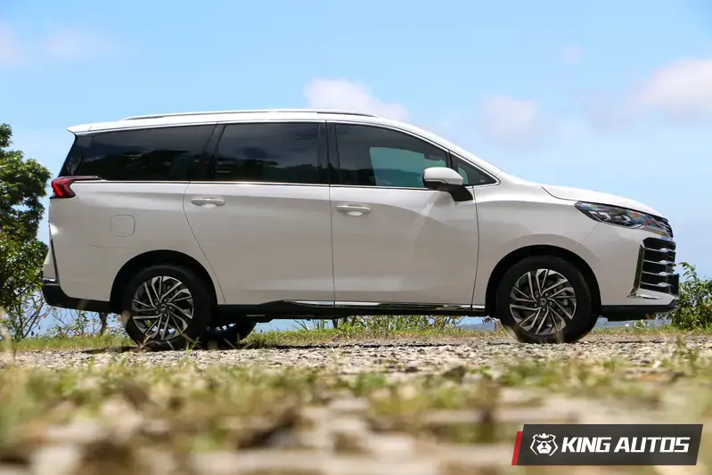 G50 Plus外觀相當方正，車側三條板金摺線勾勒出動感姿態。