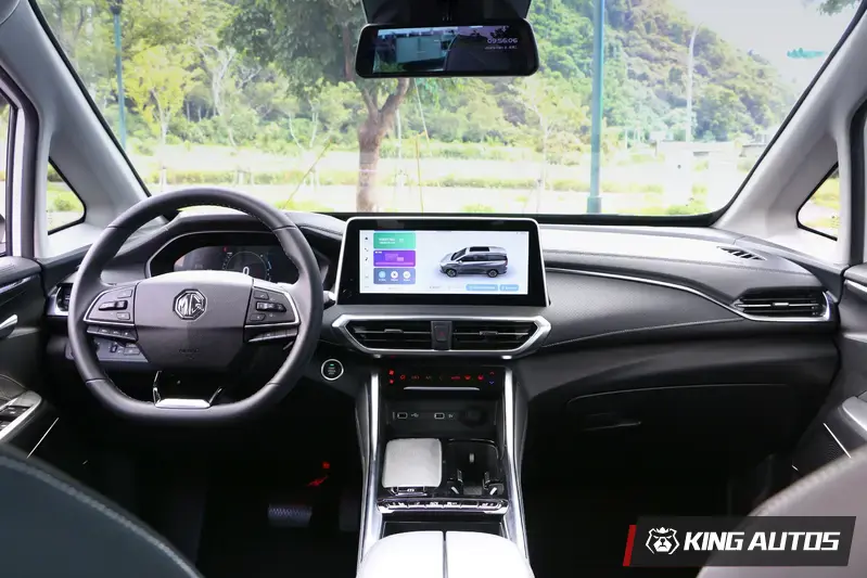 車內採用大量軟質包覆，雙前座伸手可及之處都軟綿綿。