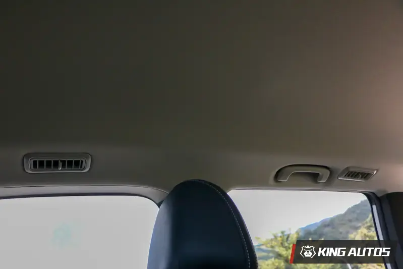後排的冷氣出風口都在車頂，第二排的冷氣出風口在把手前方。