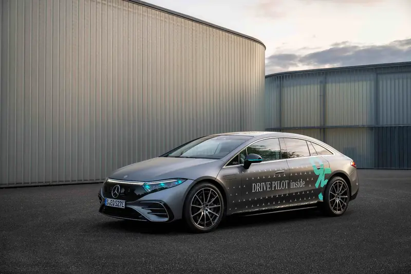 Mercedes-Benz 立下自動駕駛的國際語言—松石綠色警示燈
