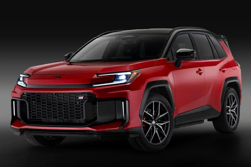 美規車頭燈兩側有黃色反光片。現行款RAV4 PHEV動力目前只在日本生產，目前沒有產地異動的消息，大改款後應該繼續在日本生產。