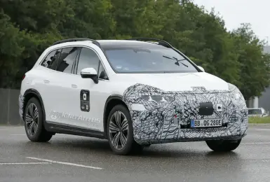 小改款《Mercedes-Benz EQS SUV》改用芒星頭燈 升級800V電氣架構