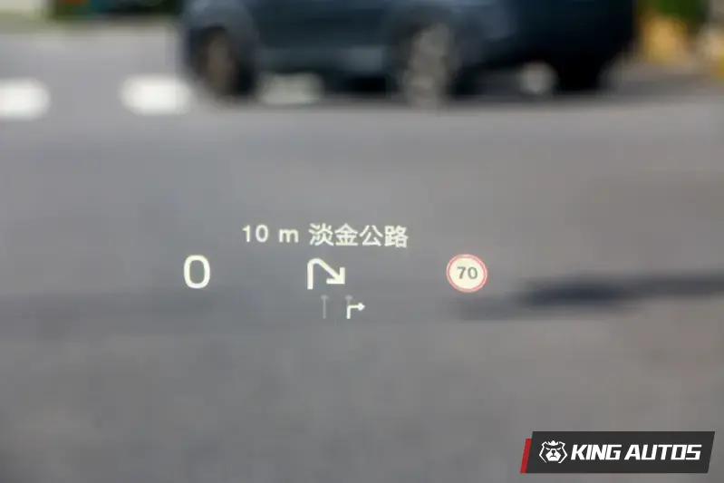 導航圖資也可顯示在抬頭顯示器上，一旁還有很貼心的道路速限。