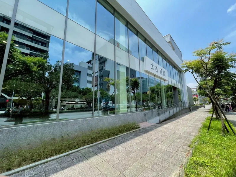 Volkswagen 內湖旗艦展示中心占地 2,484 平方公尺，鄰近堤頂交流道與大型商圈，集賞車、購車與純電補能於一體，打造全方位汽車生活中心。