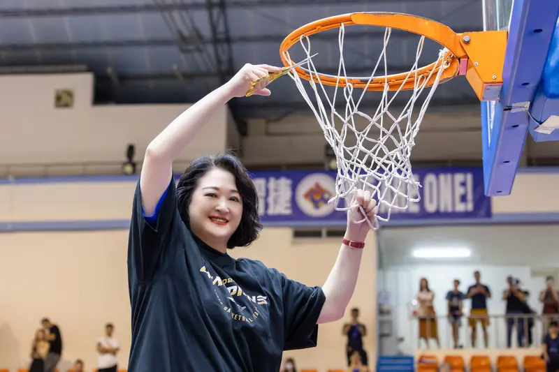 裕隆集團嚴陳莉蓮執行長感念母校於求學階段的栽培與啟發，捐贈文化大學新臺幣一千萬元，設立「嚴陳莉蓮女士助學基金」。