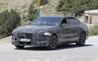 車內首次曝光！小改款《BMW 7 Series》縮鼻大成功 取消橫貫式螢幕