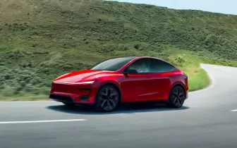 《Tesla Model Y Performance》零百加速3秒半 升級16吋螢幕