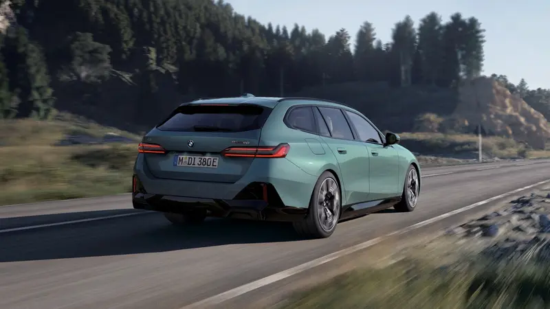 全新2026年式BMW i5 Touring亦同步升級，i5 eDrive40 Touring M Sport最高續航里程提升至602公里，不僅強化日常通勤的實用性，更充分滿足長途旅行對續航表現的高標準。i5 M60 xDrive Touring車型最高續航里程則提升至522公里，實現空間機能與卓越性能的完美平衡，為追求生活品味、駕馭樂趣與日常實用性的車主帶來理想的全方位座駕