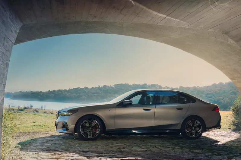 全新2026年式BMW i5與i5 Touring迎來電能升級與技術革新，除了全面導入碳化矽（SiC）逆變器，更搭配全新低滾阻輪胎，並針對輪軸軸承結構進行優化，有效降低行駛過程的能量損耗，進一步提升滾動效率與續航里程。新年式兩款車型的最高續航里程均突破600公里，充分展現中大型豪華純電車在日常通勤與長途駕馭上的卓越實力