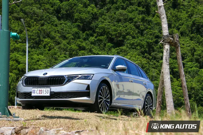 小改款Skoda Octavia Combi 2.0T 4X4車身相當簡約，只有一道腰線橫貫車身。