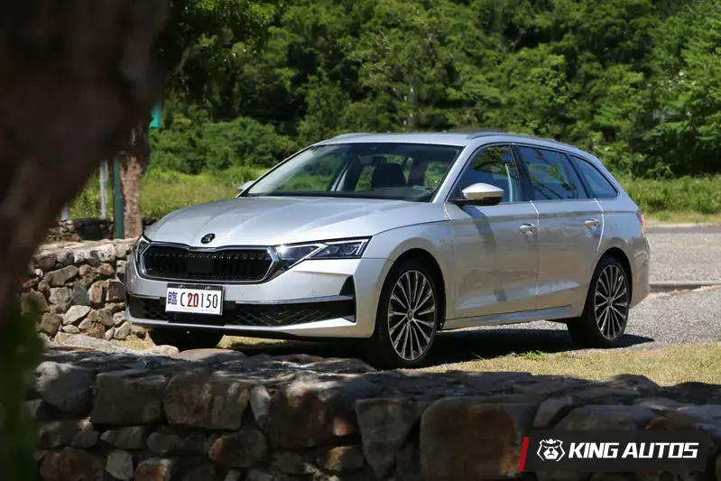 本次試駕車款為小改款Skoda Octavia車系中唯一四輪驅動的Octavia Combi 2.0T 4X4。按先前原廠定價策略，小改款車型售價全部凍漲，若該車也凍漲的話，那它140.9萬元的售價，在同級競爭對手中將十分有競爭力。