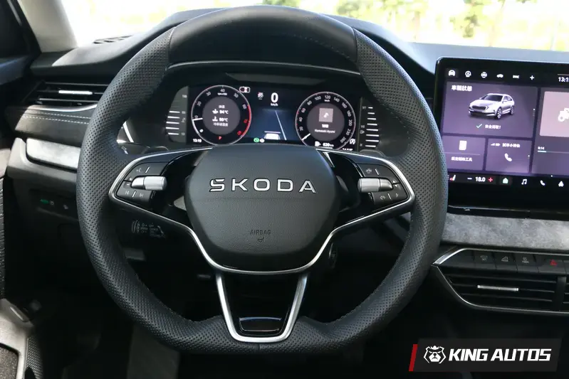 真皮平把多功能方向盤換上全新二維 Skoda 廠徽，兩側配置懸浮式飛梭滾。