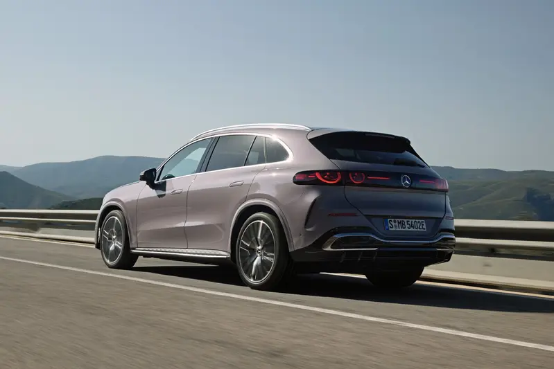 Mercedes-Benz AG 執行長Ola Källenius 表示，electric GLC 象徵我們最暢銷車系的電動化革新，融合前衛設計、頂尖科技與卓越性能，在舒適、動態、效率與智慧間達到完美平衡。