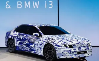 2025 IAA車展｜新世代《BMW i3》明年發表 外型與大改款3 Series就像同個模子印出來
