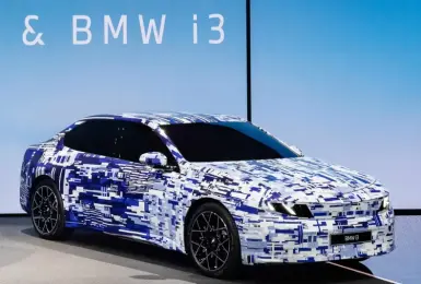 2025 IAA車展｜新世代《BMW i3》明年發表 外型與大改款3 Series就像同個模子印出來