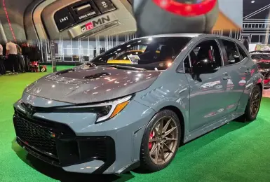 提前曝光！《Toyota GR Corolla GRMN》碳纖套件好搶眼 車艙充滿戰鬥氣息