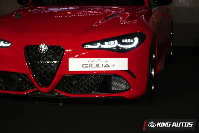 Alfa Romeo Giulia Quadrifoglio搭載同級唯一碳纖維主動式前擾流系統，在運動與賽道模式下車輛時速介於100-230km/h間作動，由雙電動致動氣精準控制角度。