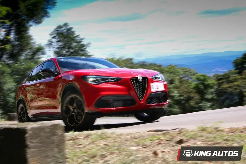 Alfa Romeo Stelvio休旅車。其名稱取自義大利斯泰爾維奧山口，一條以48個髮夾彎聞名的山路，可見得原廠對於Stelvio休旅車的操控性能相當有自信，無疑就是為殺彎而生。本次試駕為高階Intensa車款，建議售價258.9萬元起。