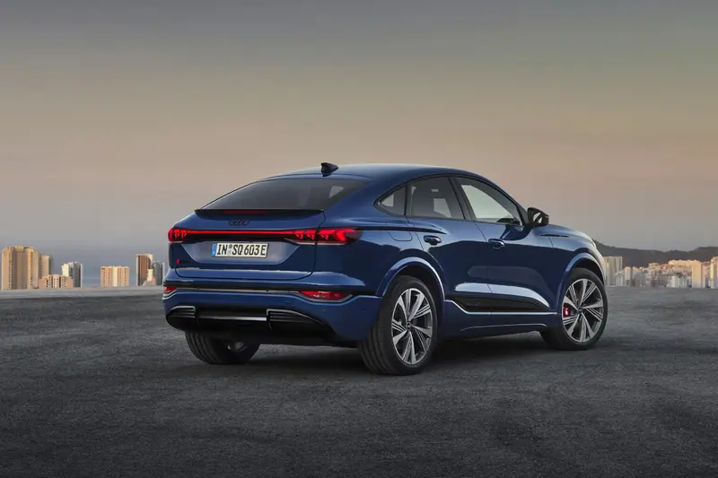 SQ6 Sportback e-tron標配數位光型變化的OLED 2.0尾燈科技