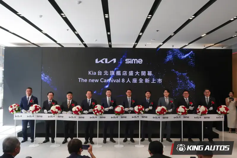 Kia台北旗艦店盛大開幕，以近1,600坪使用空間打造全方位展示服務中心，Kia亞太區總裁暨執行長Ki Seok Ahn(右5)與Kia總代理台灣森那美起亞董事長Joseph Lau(左5)帶領團隊共同為開幕剪綵。