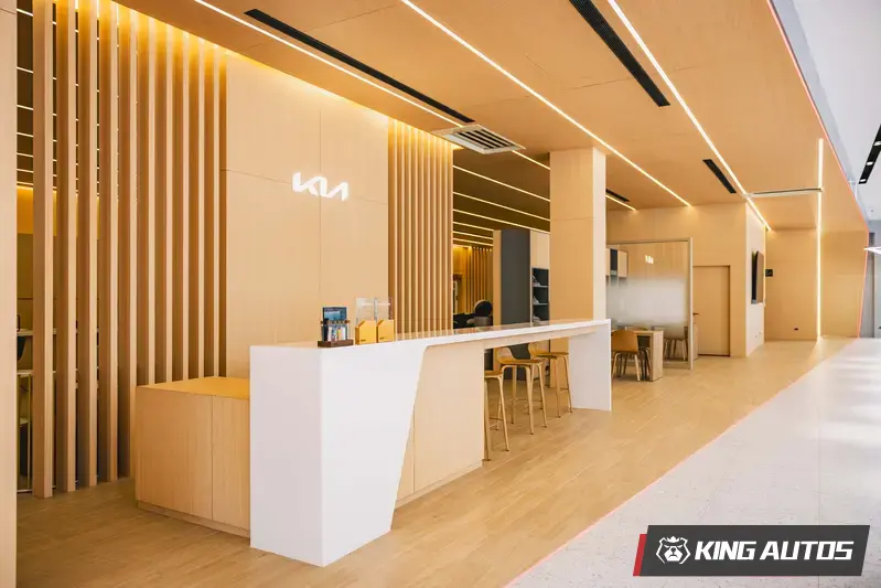 Kia森那美直營台北旗艦店內的設計靈感，來於自然與人文的對話，外觀以簡潔大器的單色系勾勒，內部透過溫潤木質色調營造舒適氛圍。