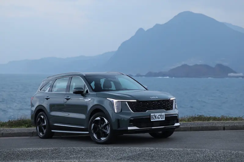 本月入主Sorento享5萬元開回家或100萬元0利率方案，Turbo-Hybrid車型還可適用最高10萬元貨物稅減徵新政策。