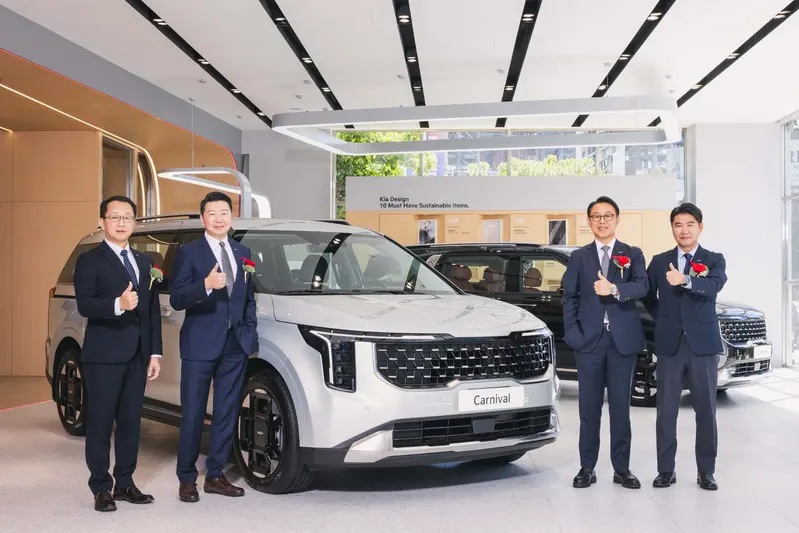 Kia Carnival 極致8人座日前在台上市，Kia亞太區總裁暨執行長Ki Seok Ahn(右2)與Kia總代理台灣森那美起亞董事長Joseph Lau(左2)攜手團隊，打造Kia在台更完整的產品陣容。