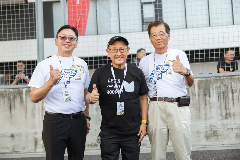 豐田章男會長MORIZO(中)說讓台灣粉絲久等了，為回應和泰汽車黃南光董事長(右)與蘇純興總經理(左)的支持與應援，今年已經二度來台並帶來精采演出。