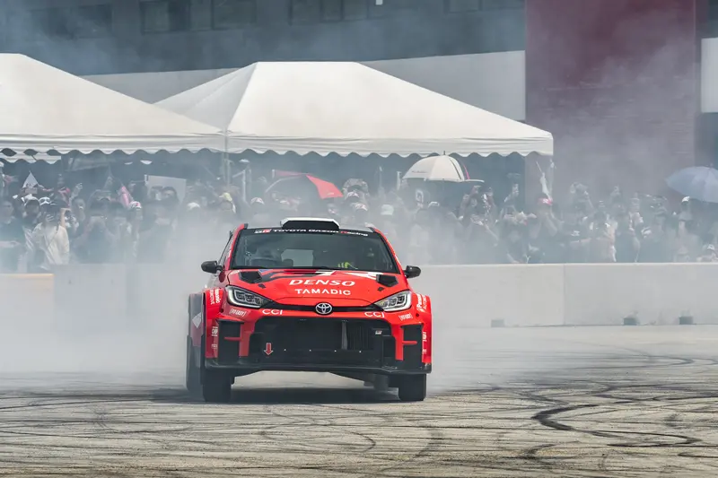 豐田章男會長Morizo 駕駛 GR Yaris Rally2 火力全開動態表演，圍觀人潮將大聲應援，將現場氣氛推向最高點。